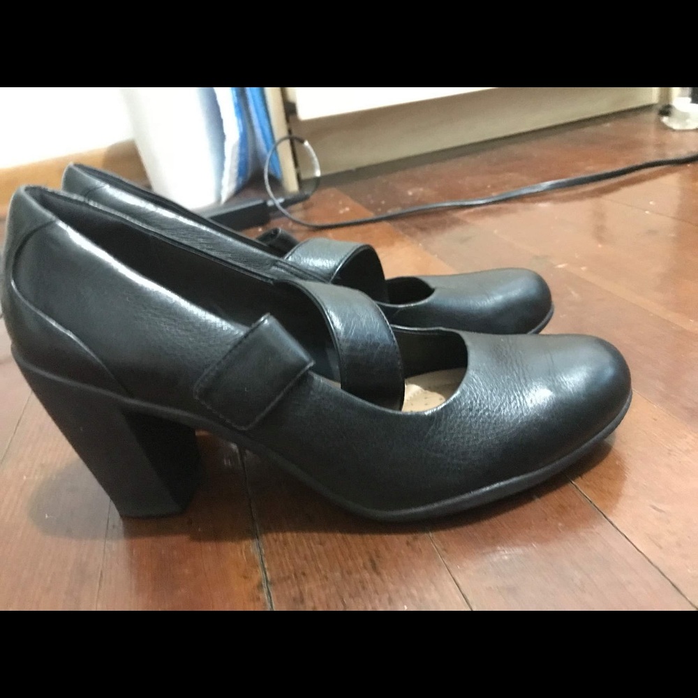 Clarks black heel!